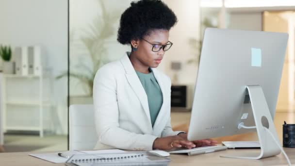 African Female Financial Manager Writing Notes Her Computer Her Office — Αρχείο Βίντεο