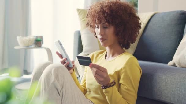 Wanita Menggunakan Kartu Kredit Untuk Membuat Pembelian Telepon Sambil Bersantai — Stok Video