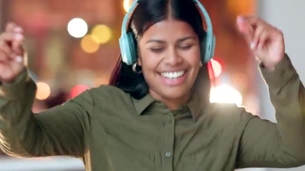 Woman Wearing Headphones Dancing While Working Late Night Modern Office — Vídeo de Stock