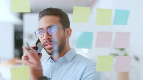 Jonge Zakenman Praat Zijn Telefoon Terwijl Hij Brainstormt Een Strategie — Stockvideo