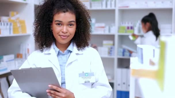 Portrait Happy Pharmacist Working Chemist Face Beautiful Young Female Healthcare — Vídeos de Stock