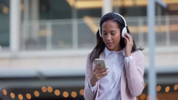 Irre Frau Die Ein Telefon Benutzt Und Musik Über Kopfhörer — Stockvideo