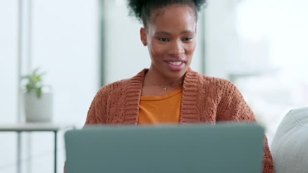 Vrouw Online Winkelen Laptop Woonkamer Browsen Verschillende Opties Tijdens Lockdown — Stockvideo