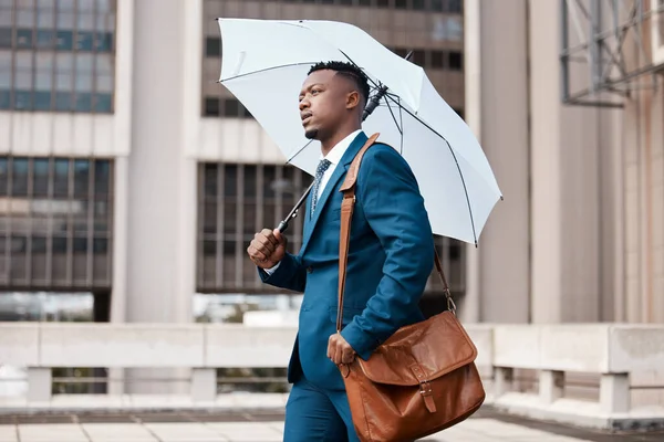 Déšť Nezastaví Mladý Podnikatel Používající Deštník Při Procházce Městem — Stock fotografie