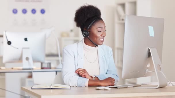 Pewna Siebie Kobieta Pracująca Firmie Call Center Uśmiechnięta Afroamerykanka Rozmawiająca — Wideo stockowe