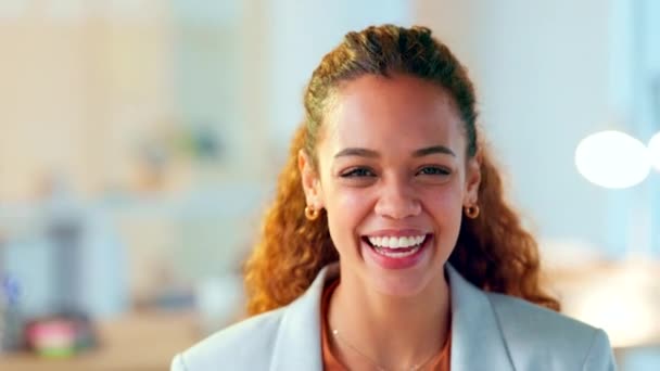 Портрет Впевненої Молодої Бізнес Леді Яка Посміхається Сміється Офісі Один — стокове відео