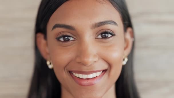 Nahaufnahme Porträt Einer Glücklichen Und Selbstbewussten Frau Mit Perfekten Zähnen — Stockvideo
