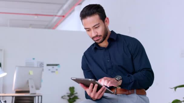 Portrait Professional Worker Browsing Internet Digital Tablet Modern Office Young — Vídeo de stock