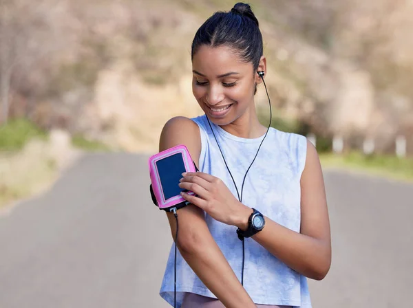 Perfect Running Track Attractive Young Female Athlete Setting Her Playlist — Stockfoto