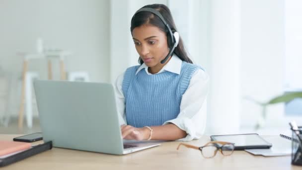 Call Center Agent Talking Clients While Wearing Headset Answering Questions — Vídeo de Stock