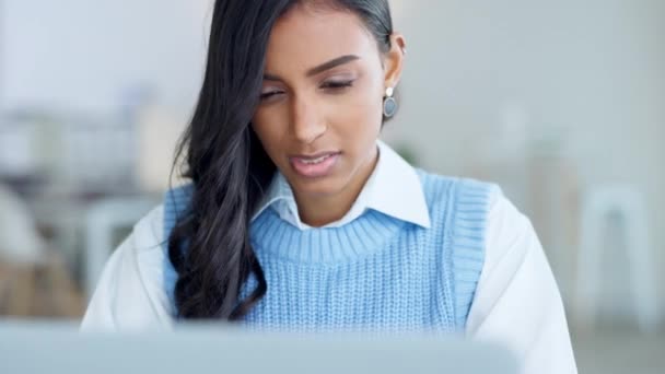 One Unhappy Female Corporate Worker Burnout Crying While Trying Meet — Αρχείο Βίντεο