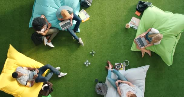 Diverse Group Modern Technology Students Using Fun Outdoor Lounge Boost — Αρχείο Βίντεο