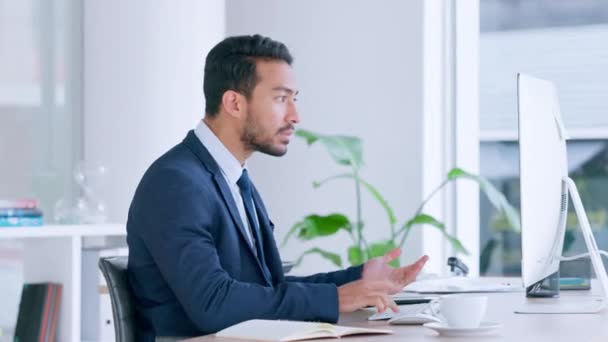 Angry Businessman Annoyed His Broken Computer Getting Frustrated While Sitting — Vídeo de stock