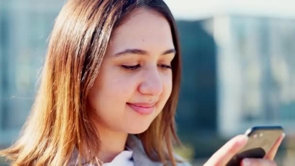 Trendy Student Texting Phone Waiting Socialise Meet Her Social Clique — Αρχείο Βίντεο