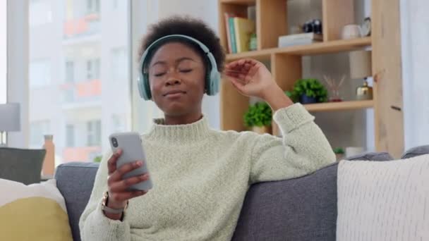 Kulaklıkla Bir Telefondan Müzik Dinlemek Evde Artan Serotoninden Keyif Almak — Stok video