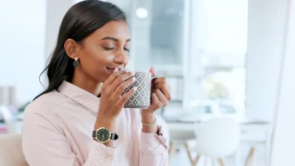 Młoda Kobieta Biznesu Pijąca Uspokajającą Relaksującą Filiżankę Herbaty Ciesząca Się — Wideo stockowe