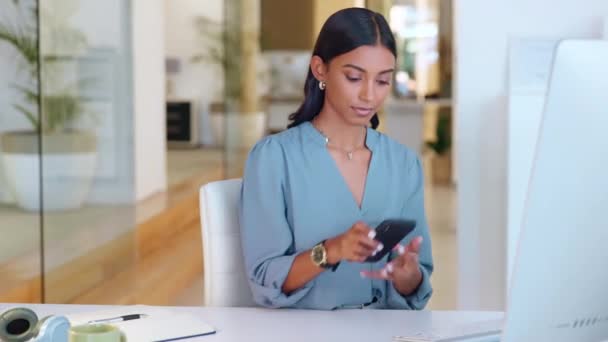 Fiatal Rendezvény Koordinátor Beszél Beszállítókkal Szállítókkal Telefonján Hogy Megszervezze Szállítást — Stock videók