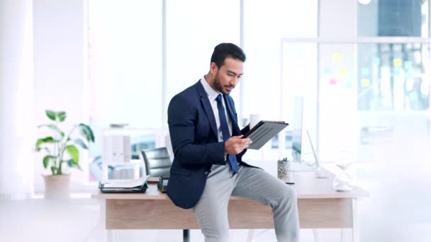 Business Man Checking His Email Browsing Online While Working Office — Vídeo de Stock
