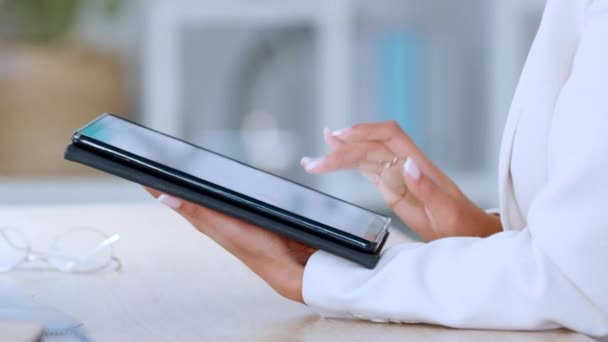 Die Trendige Und Moderne Geschäftsfrau Bedient Sich Eines Tablets Mit — Stockvideo