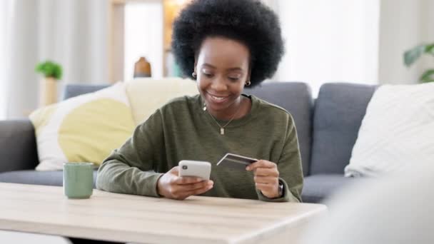 Jonge Zwarte Vrouw Online Winkelen Met Behulp Van Haar Telefoon — Stockvideo