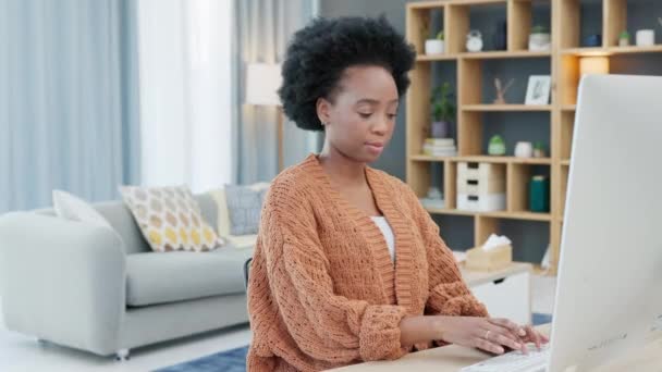 Young Woman Computer Talking Phone Female Working Alone Doing Business — Vídeo de stock