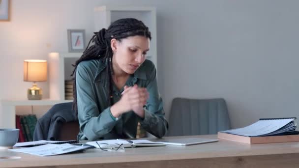 Мислення Стильної Ділової Жінки Яка Сидить Своєму Офісі Напружений День — стокове відео