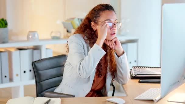 Stressed Businesswoman Suffering Headache While Working Desktop Computer Work Unhappy — Stockvideo