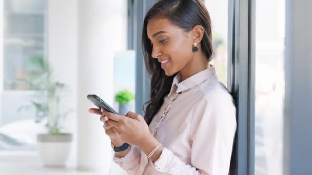 Woman Texting Sending Email Phone Modern Office Business Woman Smiling — Αρχείο Βίντεο