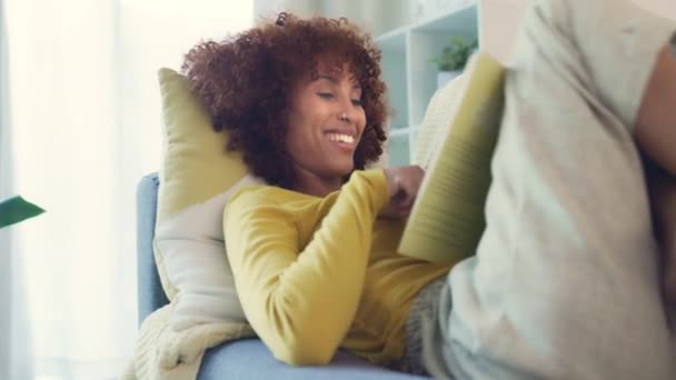 Genç Bir Kadın Rahatlıyor Romandan Zevk Alıyor Evde Kitap Okuyor — Stok video
