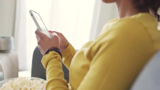 Lady Maakt Zich Klaar Een Film Kijken Met Popcorn Ontspannen — Stockvideo