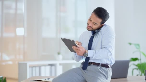 Business Man Talking Phone While Browsing Digital Tablet Office Dedicated — Αρχείο Βίντεο