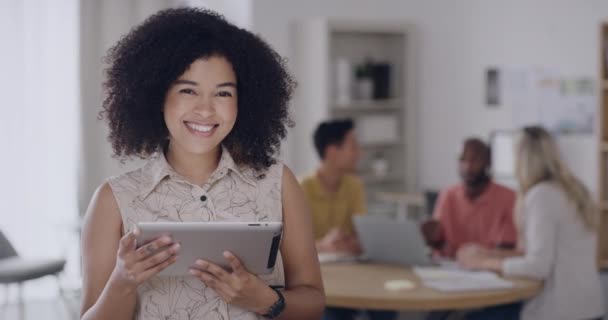 Business Woman Searching Digital Tablet Leading Meeting Diverse Team Group — Stockvideo