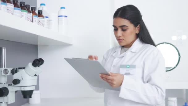 Orvoskutató Ellenőrzi Gyógyszermintákat Egy Polcon Egy Modern Laborban Fiatal Fókuszált — Stock videók