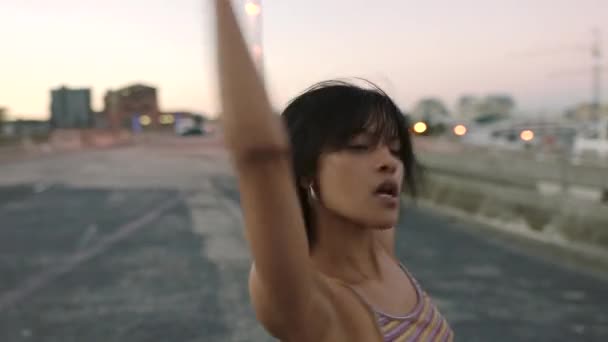 Fashionable Young Woman Dancing Wildly Street Backup Dancer Practicing Solo — Vídeo de stock