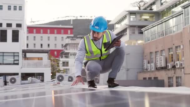Genç Mühendis Müteahhit Şehrin Çatısındaki Güneş Panellerini Inceliyor Kendine Güvenen — Stok video