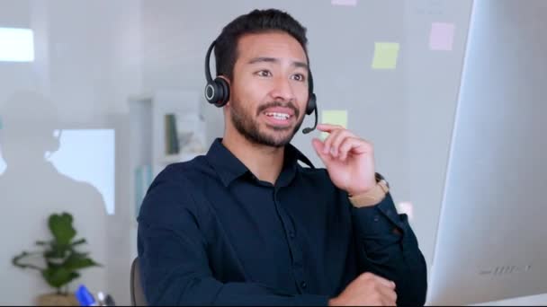 Erkek Çağrı Merkezi Ajanı Ofiste Çalışırken Kulaklıkla Konuşuyor Ürünü Açıklıyor — Stok video