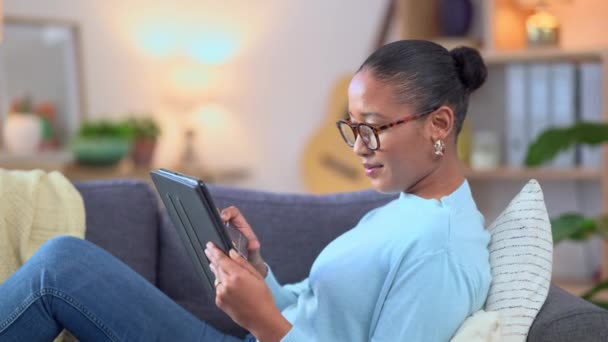 Жінка Купує Онлайн Цифровим Планшетом Кредитною Карткою Вдома Захоплений Споживач — стокове відео