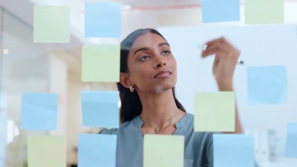 Young Female Notes Glass Wall Woman Brainstorming Planning Corporate Setting — Video Stock