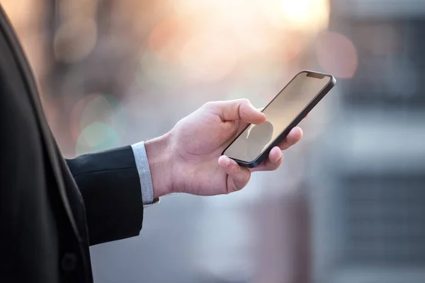 Konusunda Hiçbir Ihbarı Kaçırmam Şehirde Tanınmayan Bir Adamı Cep Telefonunu — Stok fotoğraf