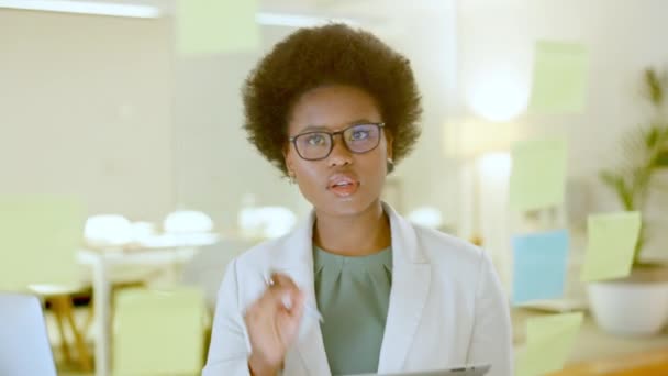 Jonge Zakenvrouw Loopt Naar Brainstormt Een Glazen Whiteboard Haar Kantoor — Stockvideo