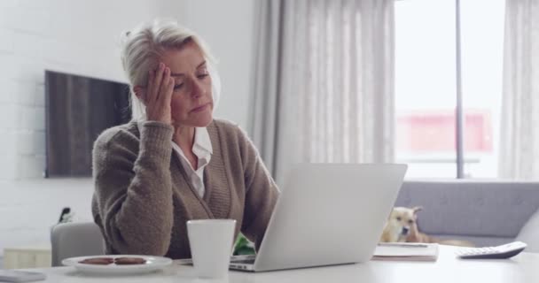 Moe Senior Vrouw Met Hoofdpijn Kijkend Naar Laptop Scherm Zittend — Stockvideo