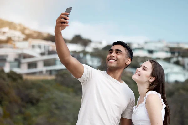 Making Memories Everywhere Young Couple Taking Selfies Beach — Fotografia de Stock