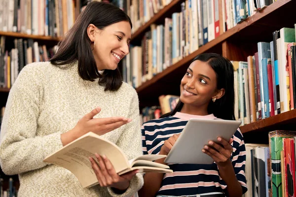 What Does Say Two Young Female Students Studying Together Library — Foto Stock
