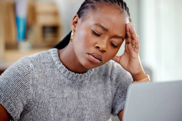 Someone Get Some Meds Young Businesswoman Experiencing Headache Work — Foto Stock