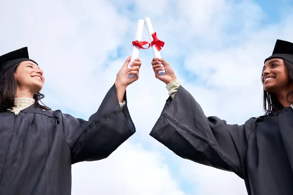 Vigyázz Jövődre Alacsony Látószögű Felvétel Két Fiatal Nőről Akik Diplomával — Stock Fotó