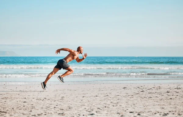 Volharding Het Harde Werk Een Jongeman Sprintend Het Strand — Stockfoto