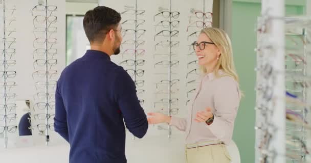 Friendly Optician Fitting Pair Glasses Customer Optical Store Optometrist Helping — Vídeo de stock
