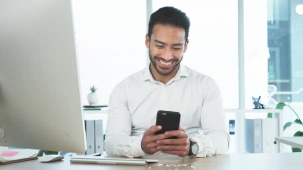 Een Man Die Lacht Terwijl Hij Typt Sms Jes Stuurt — Stockvideo