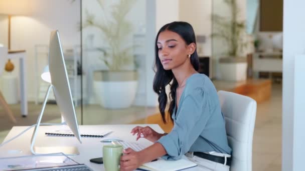 Weibliche Führungskräfte Lesen Und Tippen Eine Mail Partner Arbeitsplatz Erfolgreiche — Stockvideo