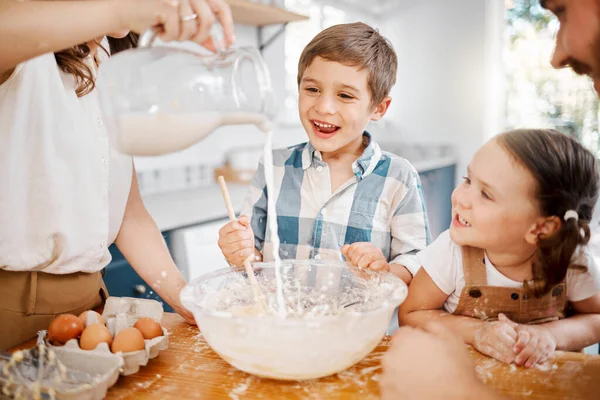 Milk Too Couple Two Children Baking Together Home — Φωτογραφία Αρχείου